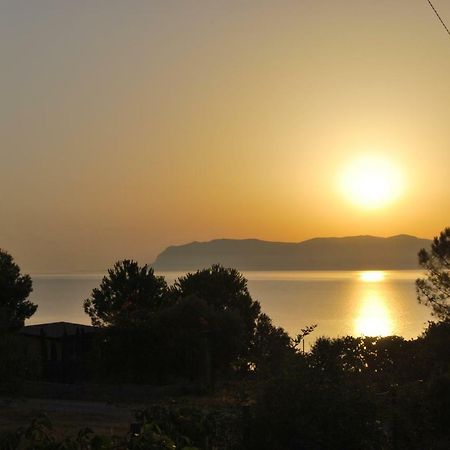 Casa Vacanze La Terrazza Sul Golfo 卡斯泰拉马莱 外观 照片