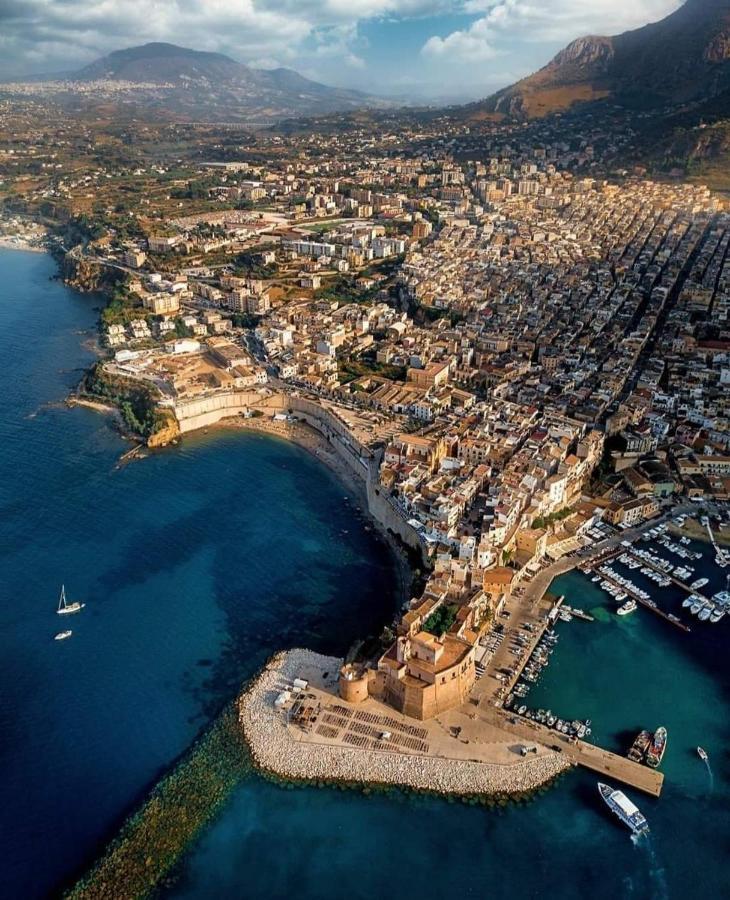 Casa Vacanze La Terrazza Sul Golfo 卡斯泰拉马莱 外观 照片