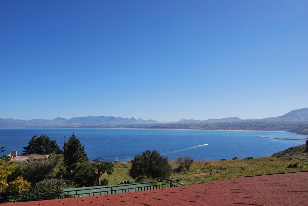 Casa Vacanze La Terrazza Sul Golfo 卡斯泰拉马莱 外观 照片