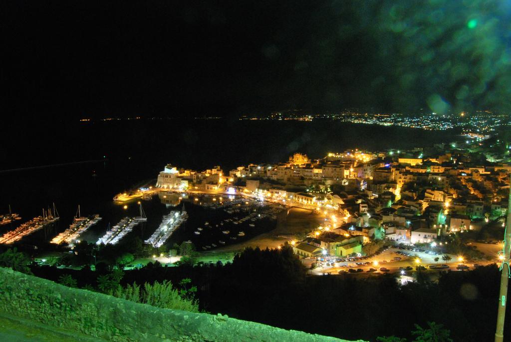 Casa Vacanze La Terrazza Sul Golfo 卡斯泰拉马莱 外观 照片