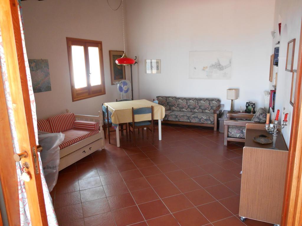 Casa Vacanze La Terrazza Sul Golfo 卡斯泰拉马莱 外观 照片