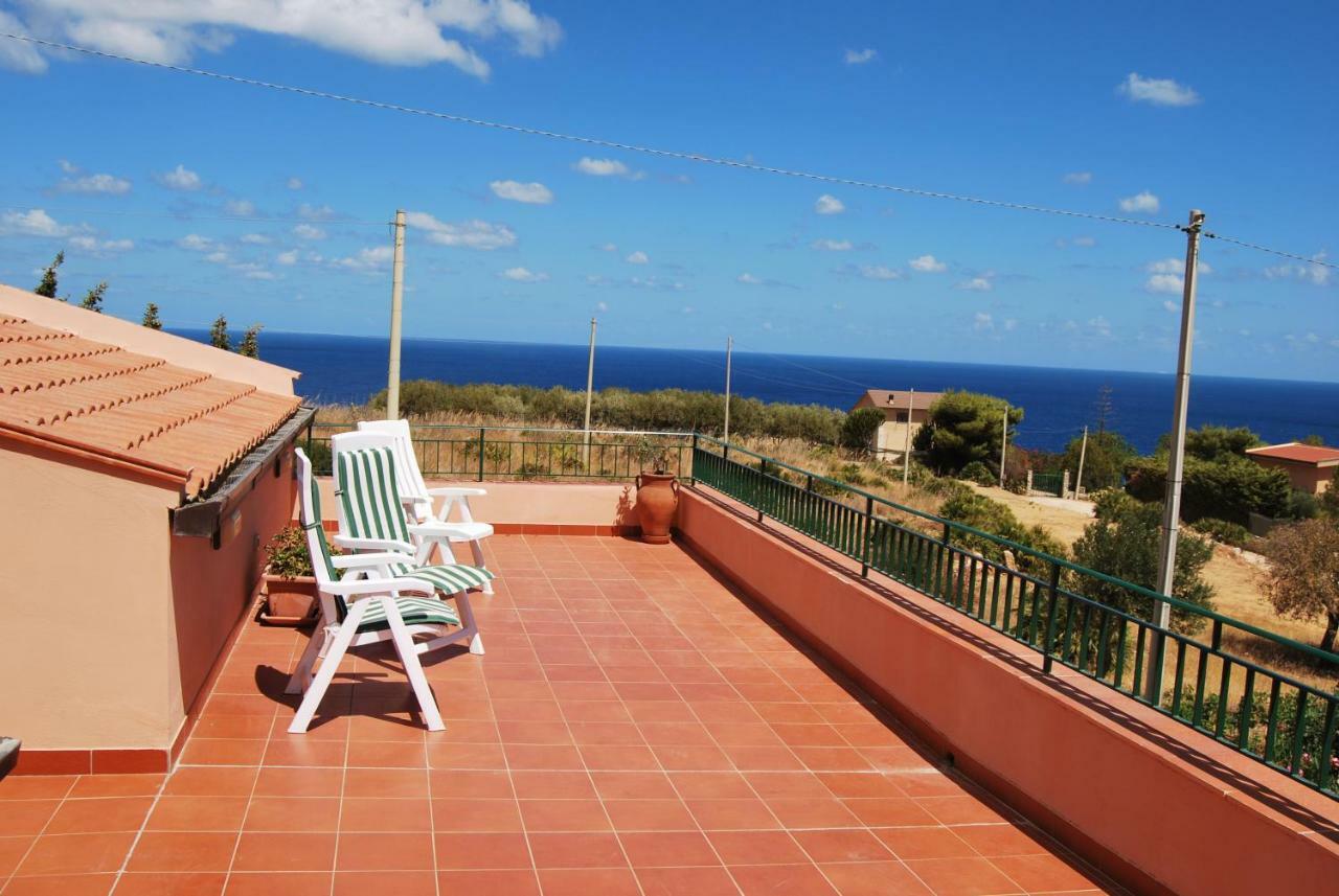 Casa Vacanze La Terrazza Sul Golfo 卡斯泰拉马莱 外观 照片