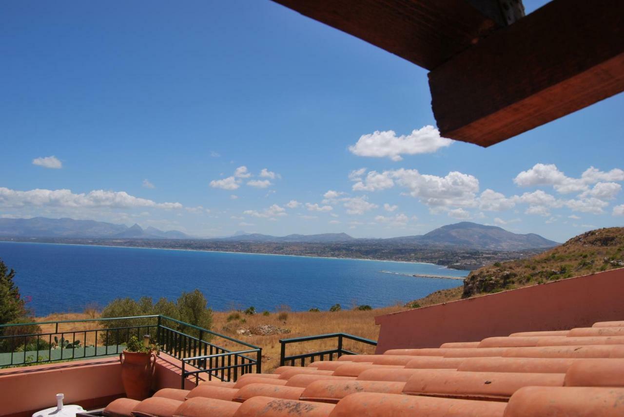 Casa Vacanze La Terrazza Sul Golfo 卡斯泰拉马莱 外观 照片
