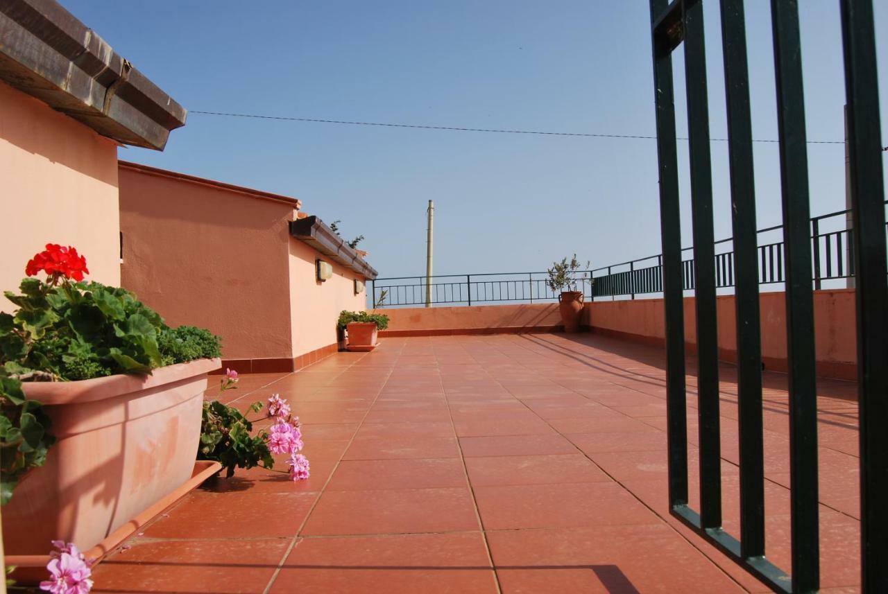 Casa Vacanze La Terrazza Sul Golfo 卡斯泰拉马莱 外观 照片