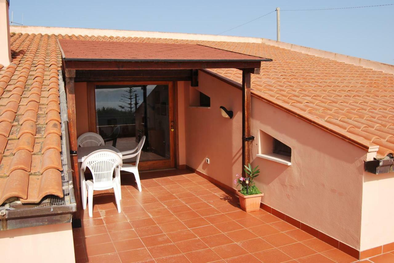 Casa Vacanze La Terrazza Sul Golfo 卡斯泰拉马莱 外观 照片