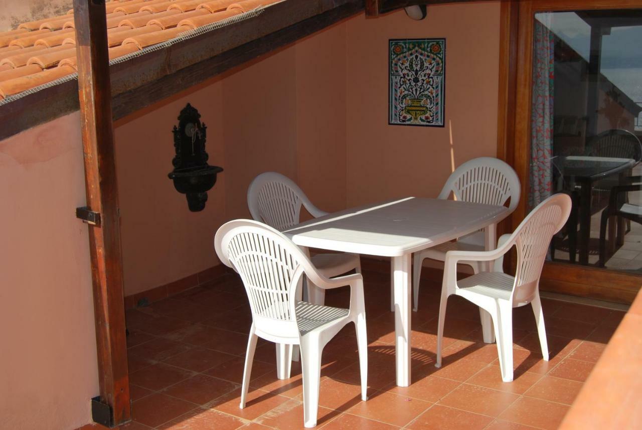 Casa Vacanze La Terrazza Sul Golfo 卡斯泰拉马莱 外观 照片