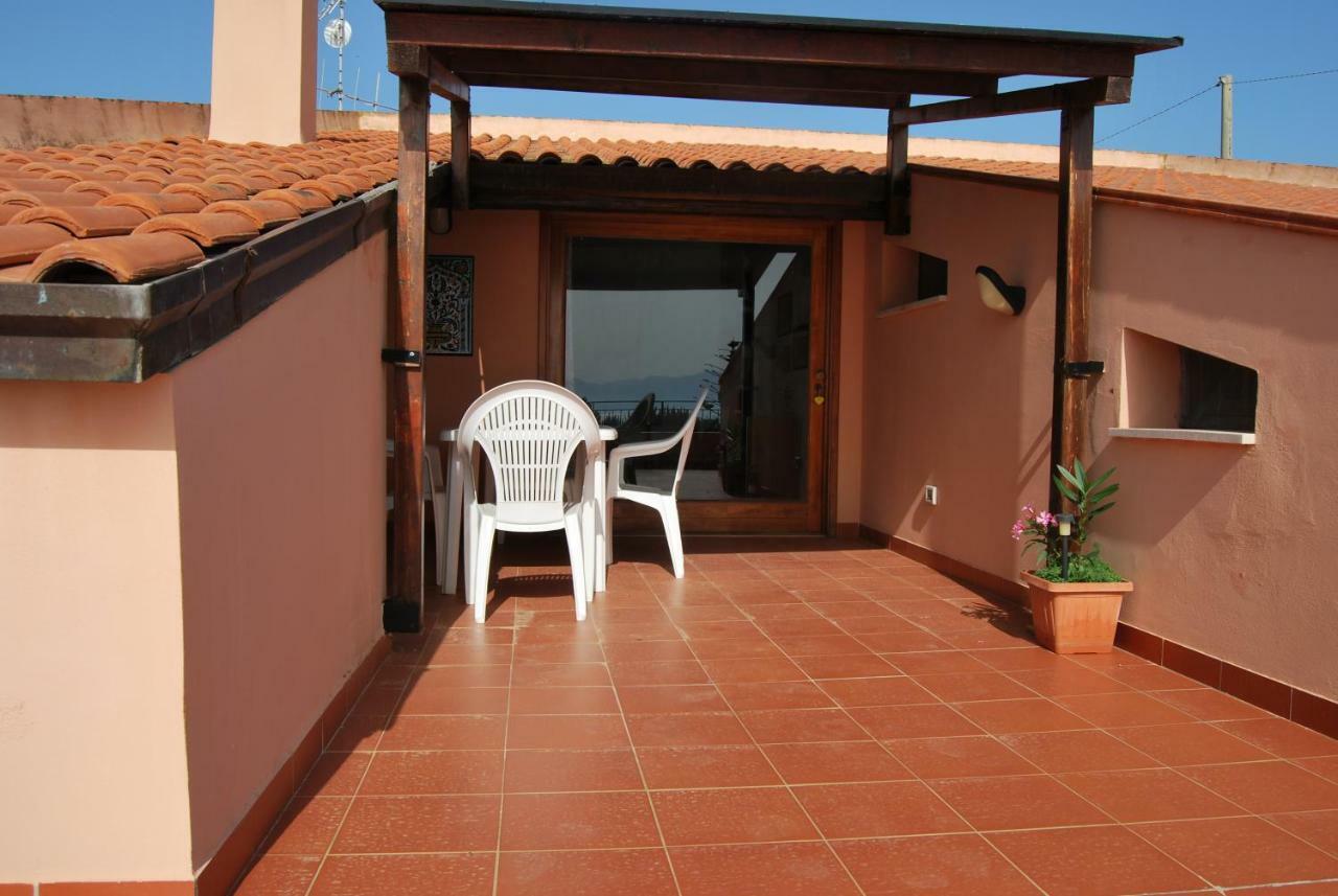 Casa Vacanze La Terrazza Sul Golfo 卡斯泰拉马莱 外观 照片