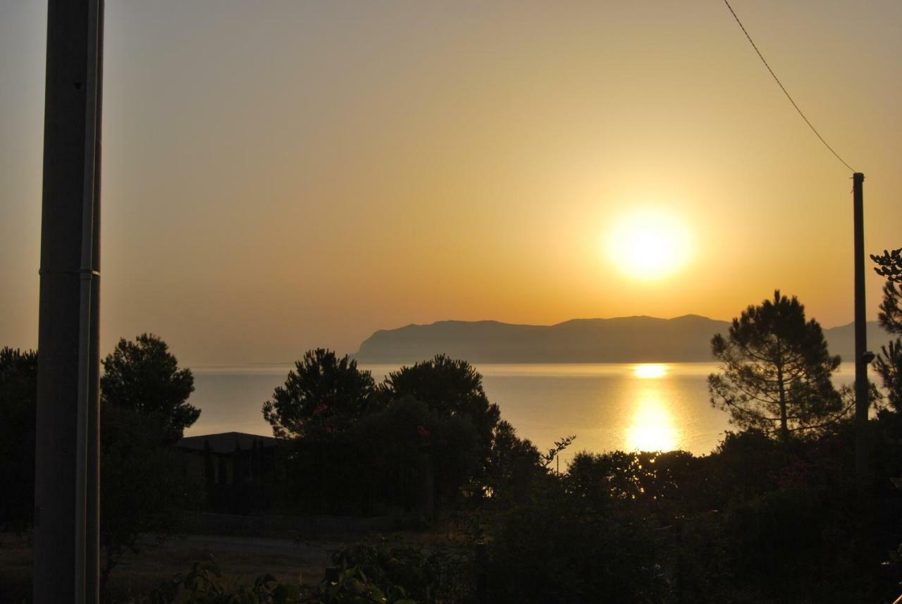 Casa Vacanze La Terrazza Sul Golfo 卡斯泰拉马莱 外观 照片
